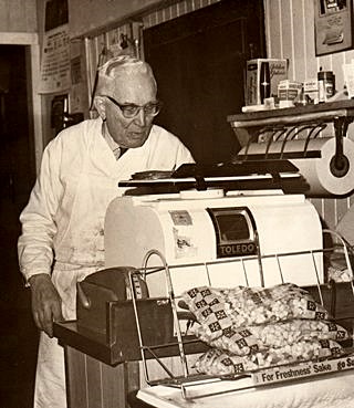 hcl_business_hemlock_red_white_store02_1984_mr_collins_resize320