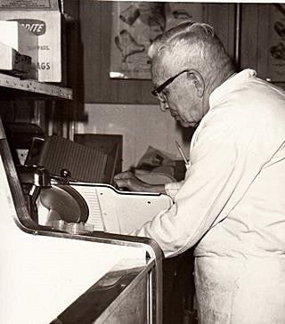 hcl_business_hemlock_red_white_store03_1984_mr_collins_resize320