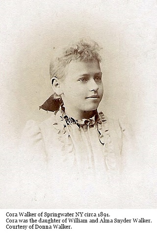 hcl_people_walker_cora_1891c_resize320x426